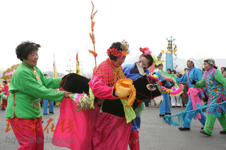 People performance during a folk art performance to celebrate Lantern Festival in Beijing.[chinadaily.com.cn] 