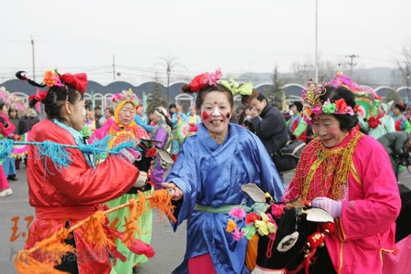 People performance during a folk art performance to celebrate Lantern Festival in Beijing.[chinadaily.com.cn] 