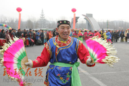  People performance during a folk art performance to celebrate Lantern Festival in Beijing.[chinadaily.com.cn]