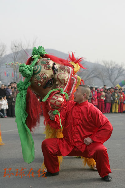 People performance during a folk art performance to celebrate Lantern Festival in Beijing.[chinadaily.com.cn] 