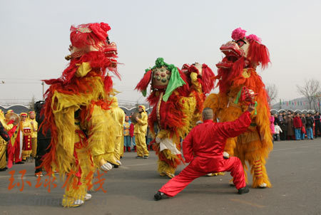 People performance during a folk art performance to celebrate Lantern Festival in Beijing.[chinadaily.com.cn]