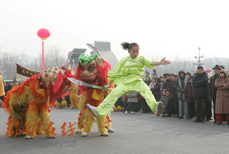 People performance during a folk art performance to celebrate Lantern Festival in Beijing.[chinadaily.com.cn]