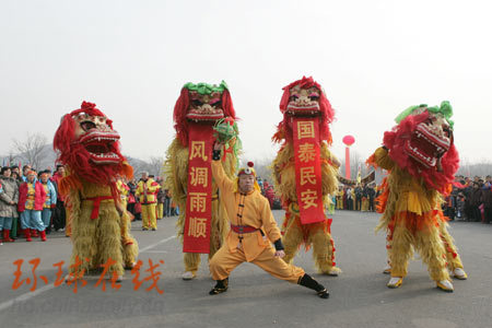 People performance during a folk art performance to celebrate Lantern Festival in Beijing.[chinadaily.com.cn]