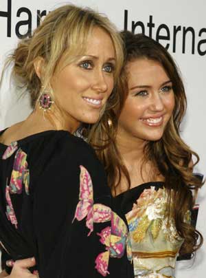 Miley Cyrus (R) and her mother Tish Cyrus arrive at the Recording Academy's Clive Davis pre-Grammy party in Beverly Hills, California Feb. 7, 2009. 