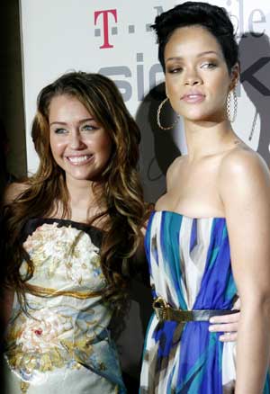 Miley Cyrus (L) and Rihanna pose together as they arrive at the Recording Academy&apos;s Clive Davis pre-Grammy party in Beverly Hills, California Feb. 7, 2009. 