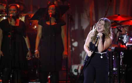 Singer Kelly Clarkson performs at the 2009 Grammy Salute to Industry Icons event honoring Clive Davis in Beverly Hills, California February 7, 2009.