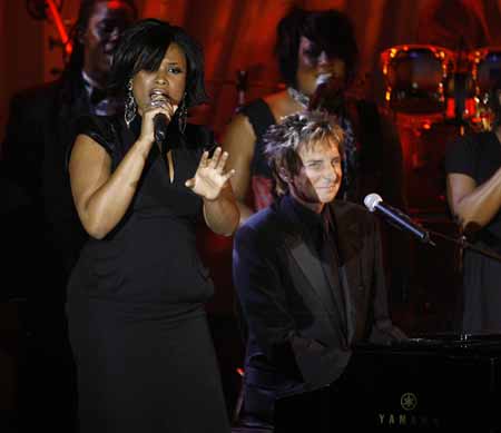 Singers Jennifer Hudson and Barry Manilow perform at the 2009 Grammy Salute to Industry Icons event honoring Clive Davis in Beverly Hills, California February 7, 2009. 