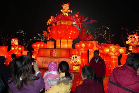 Local citizens gather at the Cultural Square to appreciate a splendid lantern complex in a 3-day Lantern Festival held in Kunshan City of east China's Jiangsu Province, Feb. 7, 2009. The traditional Chinese lantern festival, which falls on the 15th day of the first lunar month, is to mark the first full moon of the lunar new year.