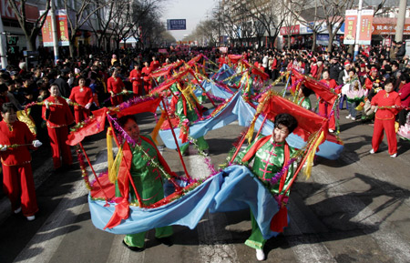 Folk artists perform 'Boat Dance' on a large-scale Yangge performance held in Wendeng City of east China's Shandong Province, Feb. 8, 2009.