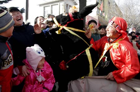 A folk artist of "donkey dance" tickles the audience with his "donkey" on a large-scale Yangge performance held in Wendeng City of east China