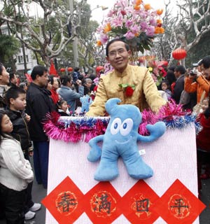 Local residents parade with a self-made colorful float on the Siping Street, Yangpu District, east China's Shanghai, Feb. 7, 2009.