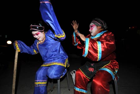 Local actors perform Shehuo show for the up-coming Chinese Lantern Festival in Huanxian County of northwest China's Gansu Province, Feb. 8, 2009. Shehuo, evolved through history and matured in the Ming (1368-1644) and Qing (1644-1911) dynasties, is a kind of variety show performed outdoors by local farmers during the traditional Chinese Lantern Festival (the 15th day of the first month of the Chinese lunar calendar). (Xinhua/Han Chuanhao)