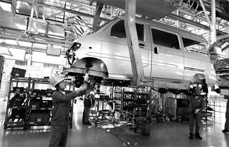 Workers assemble a minivan at a General Motors plant in China. The US firm is now in talks with FAW Group for its second venture in light commercial vehicles segment. [China Daily]