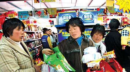 Villagers shop at a store located in the rural area of Rizhao, Shandong province. [China Daily]