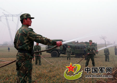 Soldiers helped farmers irrigate crops in Henan Province. 
