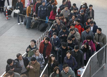 Passengers wait to enter the subway station outside the Beijing railway station in Beijing, capital of China, Feb. 9, 2009. China's railways would undergo the second post-festival travel peak since Monday which was also the traditional Chinese Lantern Festival, the Ministry of Railways (MOR) said.[Xinhua/Xing Guangli]