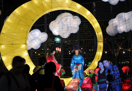 Visitors take photos in front of colorful lanterns to celebrate the Lantern Festival at the Ko Shan Theatre in Hong Kong February 9, 2009. [Photo: Xinhua]