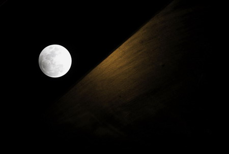 A full moon is seen in Lhasa, southwest China's Tibet autonomous region February 9, 2009. [Photo: Xinhua]