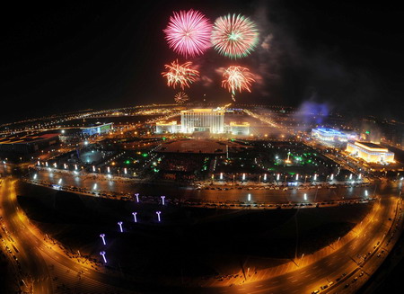 Fireworks explode over the sky during the Lantern Festival celebrations in Yinchuan, northwest China's Ningxia Hui Autonomous Region February 9, 2009. [Photo: Xinhua]