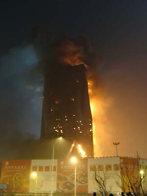 The picture taken on the night of Feb. 9, 2009 shows a big fire is engulfing a building next to the new tower of China Central Television (CCTV) in east Beijing. No casuality is reported yet and the cause of the fire is under investigation.