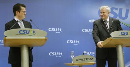 Karl-Theodor zu Guttenberg (L) outgoing general secretary of Bavaria's Christian Social Union (CSU) and Horst Seehofer, Bavarian Prime Minister address a news conference in Munich February 9, 2009.