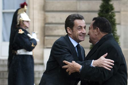 France's President Nicolas Sarkozy (C) welcomes Egyptian President Hosni Mubarak before a lunch at the Elysee Palace in Paris February 9, 2009.