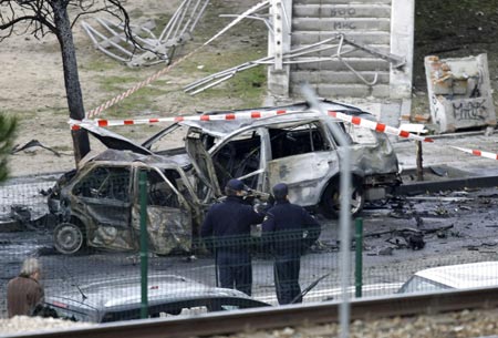Police investigate the scene of a car bomb in Madrid, February 9, 2009. A car bomb exploded near a Madrid convention centre on Monday following a telephone warning claiming to be from Basque rebels ETA and no one was hurt, police and emergency services said.