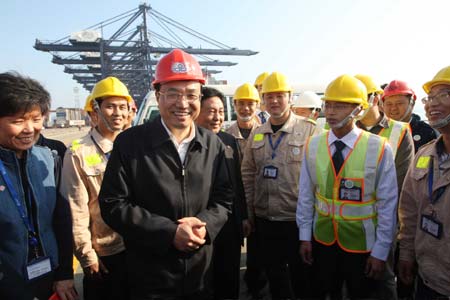 Chinese Vice Premier Li Keqiang (2nd L, front), who is also a member of the Standing Committee of the Political Bureau of the Communist Party of China Central Committee, visits Yantian Port in Shenzhen, south China's Guangdong Province, Feb. 7, 2009. Li Keqiang paid a visit to Guangdong Province from Feb. 6 through 9. 