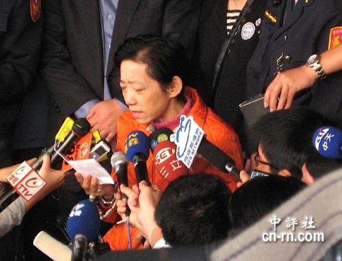 Wheelchair-bound Wu Shu-chen, the wife of former Taiwan leader Chen Shui-bian, is surrounded by a throng of journalists when she left the Taipei District Court on Tuesday, February 10, 2009. [Photo: cn-rn.com]