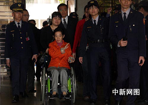 Wheelchair-bound Wu Shu-chen, the wife of former Taiwan leader Chen Shui-bian, is taken into the Taipei District Court on Tuesday, February 10, 2009. [Photo: cnsphoto]