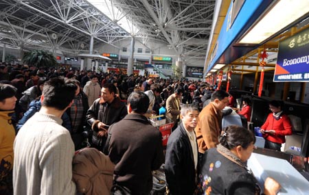 Stranded passengers are seen at the Nanjing Lukou Airport in Nanjing, east China's Jiangsu Province, Feb. 10, 2009. A number of flights were delayed owing to the thick fog blanketing Nanjing on Tuesday. (Xinhua/Jin Liangkuai)