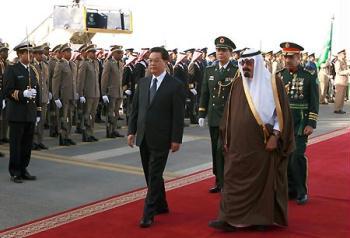 Chinese President Hu Jintao (L front) and Saudi Arabian King Abdullah bin Abdul-Aziz (R front) review the honor guard during a welcoming ceremony upon Hu&apos;s arrival at the airport in Riyadh, Saudi Arabia, Feb. 10, 2009. [Ju Peng/Xinhua]