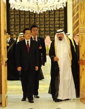 Visiting Chinese President Hu Jintao (L front) and Saudi Arabian King Abdullah bin Abdul-Aziz (R front) walk into the venue of their meeting in Riyadh, Saudi Arabia, Feb. 10, 2009. [Rao Aimin/Xinhua]