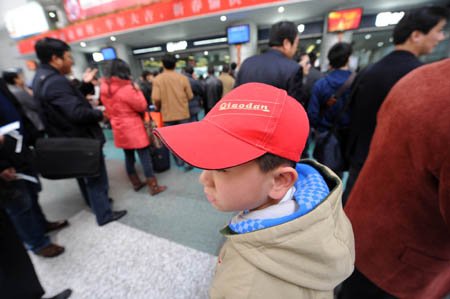 Passengers wait for the security check at the Nanjing Lukou Airport in Nanjing, east China's Jiangsu Province, Feb. 10, 2009. A number of flights were delayed owing to the thick fog blanketing Nanjing on Tuesday. [Jin Liangkuai/Xinhua] 