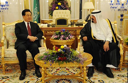 Visiting Chinese President Hu Jintao (L) talks with Saudi Arabian King Abdullah bin Abdul-Aziz during their meeting in Riyadh, Saudi Arabia, Feb. 10, 2009.