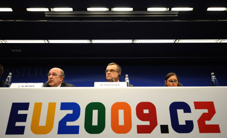 EU Commissioner for Economic and Monetary Affairs Joaquin Almunia (L) answers questions while EU's rotating country Czech's Finance minister Miroslav Kalousek (C) listens during a press conference after the EU Finance ministers meeting in Brussels, capital of Belgium, Feb. 10, 2009. 