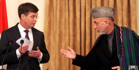 Afghan President Hamid Karzai (R) and visiting Dutch Prime Minister Jan Peter Balkenende attend a press conference, in Kabul, Afghanistan, Feb. 10, 2009. (Xinhua/Zabi Tamanna)