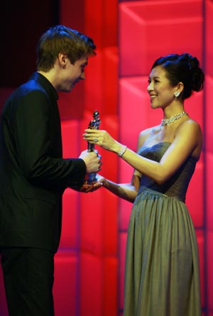 Chinese actress Zhang Ziyi (R) hands over to actor David Kross his European 'Shooting Stars 2009' award during a ceremony at the 59th Berlinale film festival in Berlin, Feb. 9, 2009.