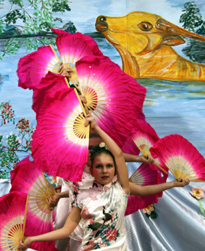 Students perform Chinese dance at the Chinese festival held by Moscow 1948 Middle School in Moscow, capital of Russia, Feb. 10, 2009. 