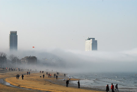 Photo taken on Feb. 11, 2009 shows the fog-wrapped buildings in Yantai City, east China's Shandong Province. An advection fog hit Yantai on Wednesday. [Xinhua]