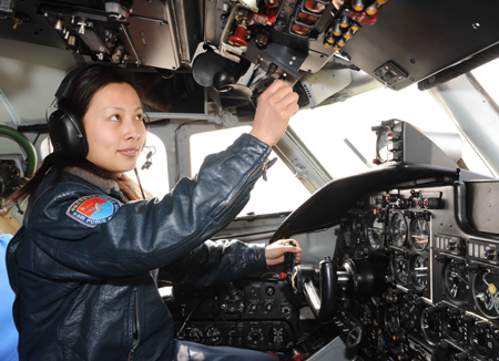 Female pilot Wang Yaping prepares to take off for anti-drought work in Weifang, east China's Shandong Province, Feb. 11, 2009. [Shen Ling/Xinhua]