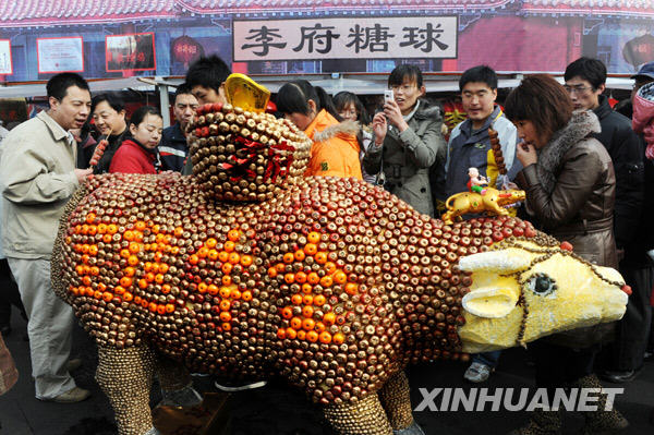 A fair exhibiting various candy products in Qingdao, Shandong Province, has drawn nearly eighty thousand citizens to the sweet atmosphere on February 10, 2009. The fair, with a history of over five hundred years, has put on display sweets from home and abroad such as Tanghulu, or crystalline sugar-coated haws on a stick and various chocolate products. [Photo: Xinhuanet]