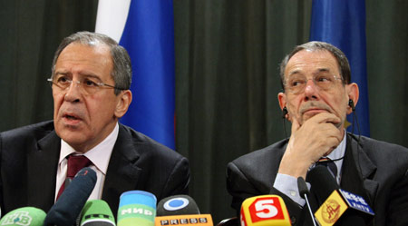 Russian Foreign Minister Sergei Lavrov (L) speaks as the European Union foreign and security policy chief Javier Solana listens during a news conferencein Moscow, capital of Russia, Feb. 11, 2009. 