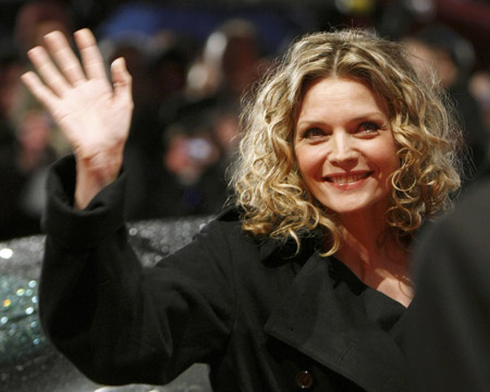 Actress Michelle Pfeiffer waves for photographers on the red carpet on arrival for the screening of the movie 'Cheri' at the 59th Berlinale film festival in Berlin, Feb. 10, 2009.(Xinhua/Reuters Photo)