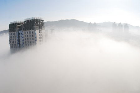 Photo taken on Feb. 11, 2009 shows the fog-wrapped buildings in Yantai City, east China's Shandong Province. An advection fog hit Yantai on Wednesday. (Xinhua Photo)