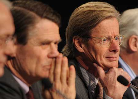 Philippe Bodson (2nd L) and Jan-Michiel Hessels (R), members of the board of directors of Fortis Holding, attend the shareholders assembly of Fortis in Brussels, capital of Belgium, 11 Feb. 2009. Fortis shareholders met on Wednesday to vote on the proposed sale of Fortis assets. 