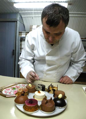 Florin Flan, a dessert master, decorates cakes with simulation diamonds in his workshop in Sibiu, central Romania, on Feb. 11, 2009. The decorations of the cakes, simulation diamonds originated by Florin Flan in Romania, are made of edible sugar. The cakes with simulation diamonds will go on sale with a price of 20 Romanian Leu (about 6 Dollars) during the Valentine's Day.(Xinhua/Agerpres)