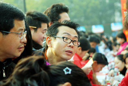 Migrant worker seek jobs on a job fair in Yichang, central China's Hubei Province, Feb. 12, 2009. With 300 companies offering over 12,000 vacancies for migrant workers, the job fair attracted over 10,000 migrant workers. (Xinhua/Wang Yongsheng)