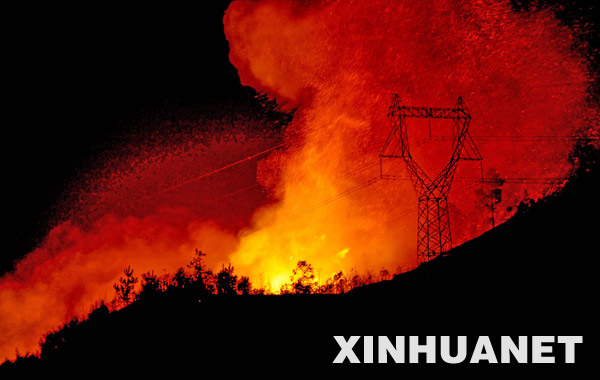 Flames and smoke rise from a bushfire in Shaxian County, 270 km from Fujian's capital Fuzhou on February 12, 2009. [Xinhua]