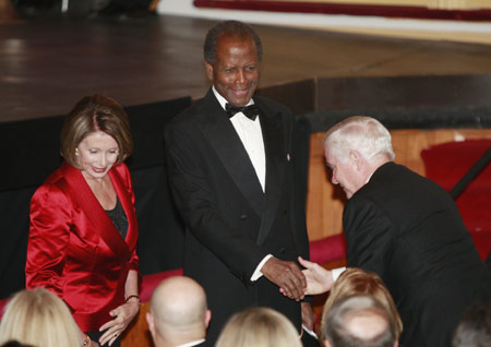 Veteran actor Sidney Poitier (C) meets with Defense Secretary Robert Gates (R) and House Speaker Nancy Pelosi (D-CA) in the audience at a celebration of the Lincoln Bicentennial and Ford's Theatre Grand reopening in Washington, February 11, 2009. 